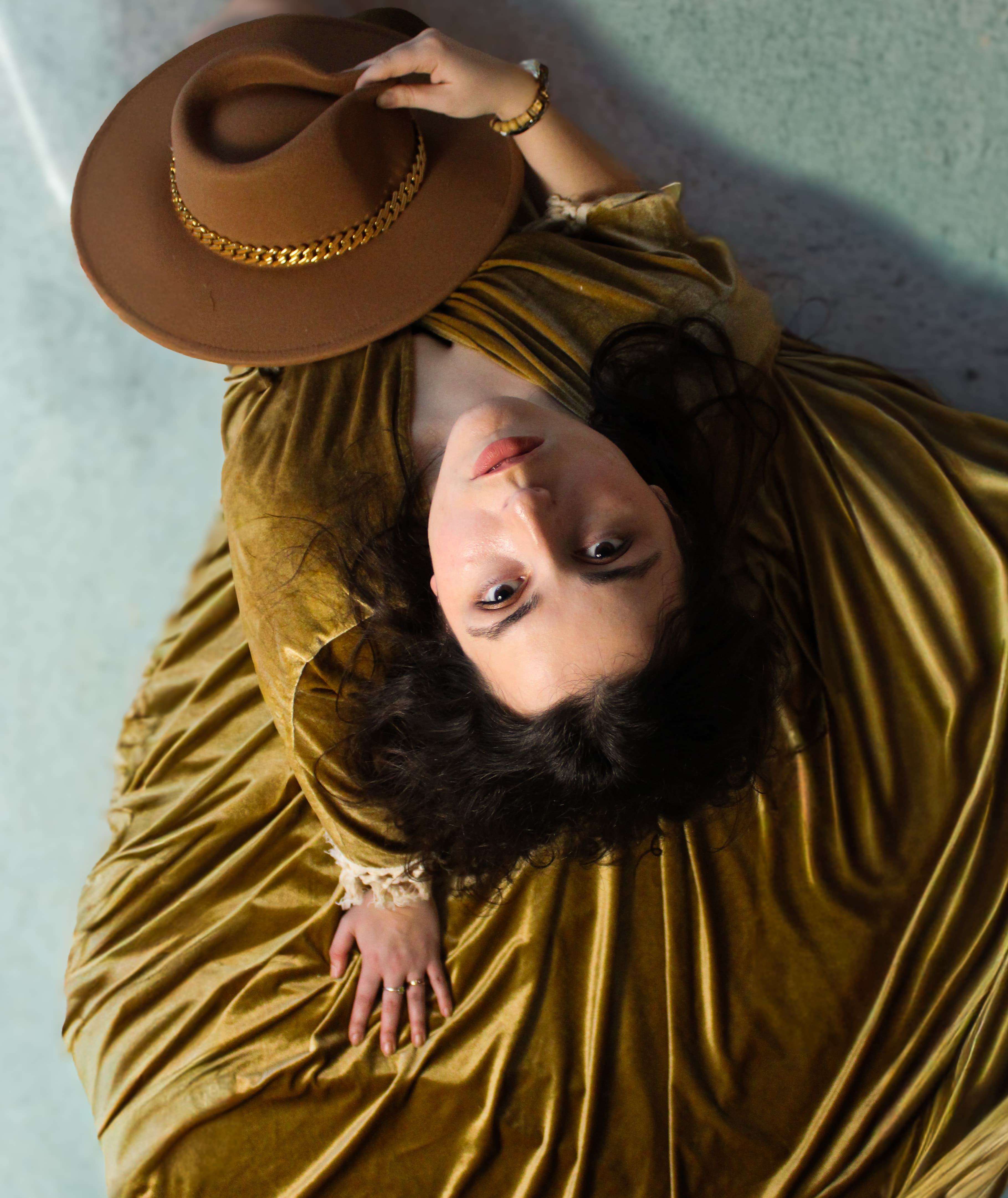 Comment être naturelle en photo ? | Photographe portrait & mariage en Île-de-France - blog photographe Paris